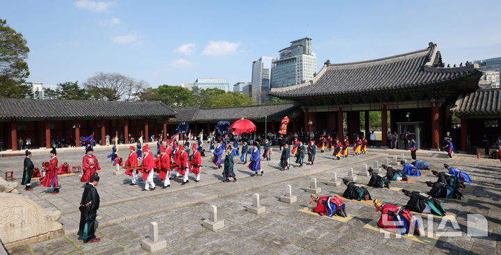 [서울=뉴시스] 김선웅 기자 = 24일 서울 종로구 경희궁에서 한일 국교 정상화 60주년을 기념하는 조선통신사 행렬 재현행사가 열리고 있다. 2025.04.24. mangusta@newsis.com