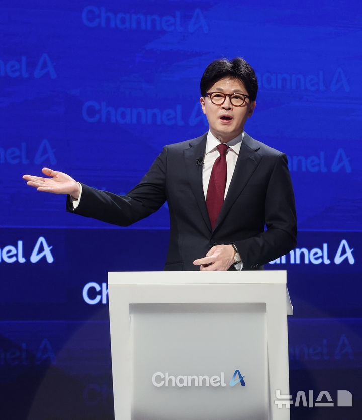 [서울=뉴시스] 국회사진기자단 = 한동훈 제21대 대통령 선거 국민의힘 경선 후보가 24일 서울 종로구 동아미디어센터 채널A 오픈스튜디오에서 열린 2차 경선토론회 김문수 후보와의 1:1 맞수 토론에 앞서 리허설을 하고 있다. 2025.04.24. photo@newsis.com