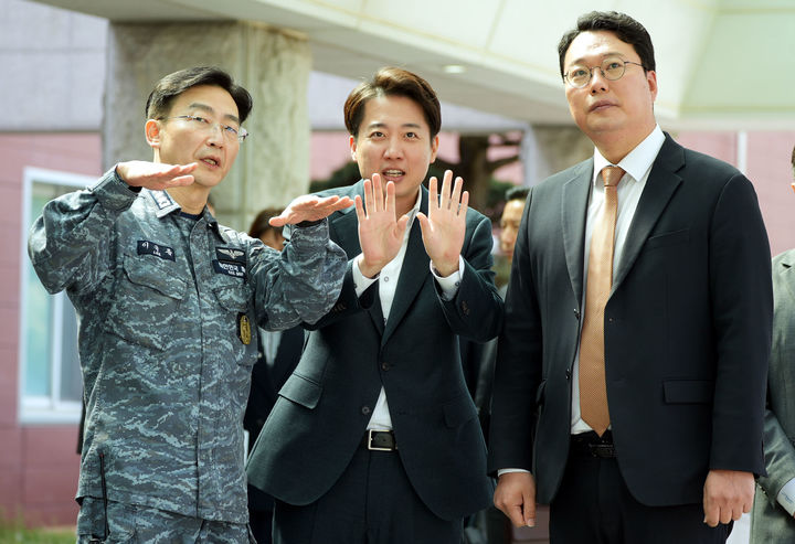 [서울=뉴시스] 조성봉 기자 = 이준석 제21대 대통령 선거 개혁신당 후보가 24일 대전 유성구 국군대전병원에서 군 의료현장을 점검하며 이국종(왼쪽) 원장과 대화하고 있다. 오른쪽은 천하람 상임선거대책위원장. (사진=이준석캠프 제공) 2025.04.24. photo@newsis.com *재판매 및 DB 금지