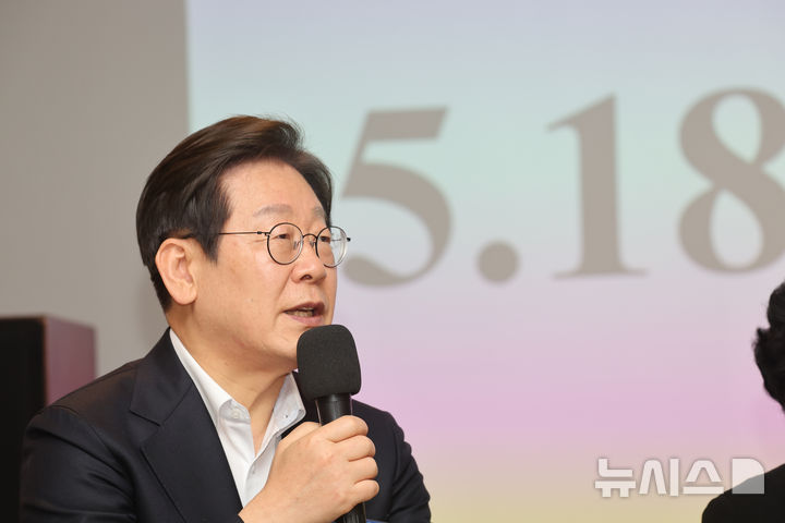 [광주=뉴시스] 이영주 기자 = 이재명 더불어민주당 대선 경선 후보가 24일 광주 전일빌딩245에서 열린 '대한민국 민주화를 이끈 시민들 전일빌딩 방문 및 민주주의 간담회'에서 발언하고 있다. 2025.04.24.leeyj2578@newsis.com