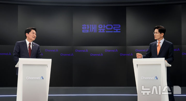 [서울=뉴시스] 국회사진기자단 = 24일 오후 서울 종로구 동아미디어센터 채널A 스튜디오에서 국민의힘 대선 2차 경선 진출자인 안철수 김문수 후보가 토론 전 리허설을 하고 있다. 2025.04.24. photo@newsis.com