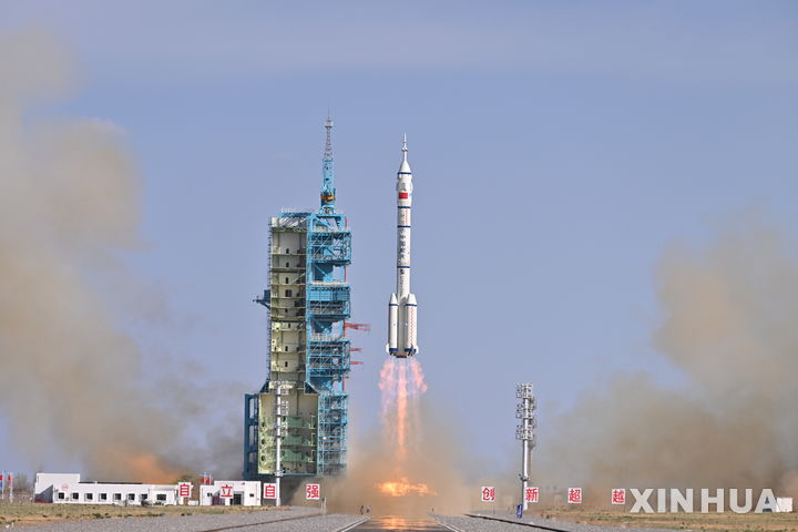 [주취안우주센터(중 간쑤성)=신화/뉴시스]중국 북서부 간쑤(甘肅)성의 주취안(酒泉)우주센터에서 24일 선저우(神舟)-20 우주선을 실은 창정(長征)-2F 로켓이 발사되고 있다. 2025.04.24.