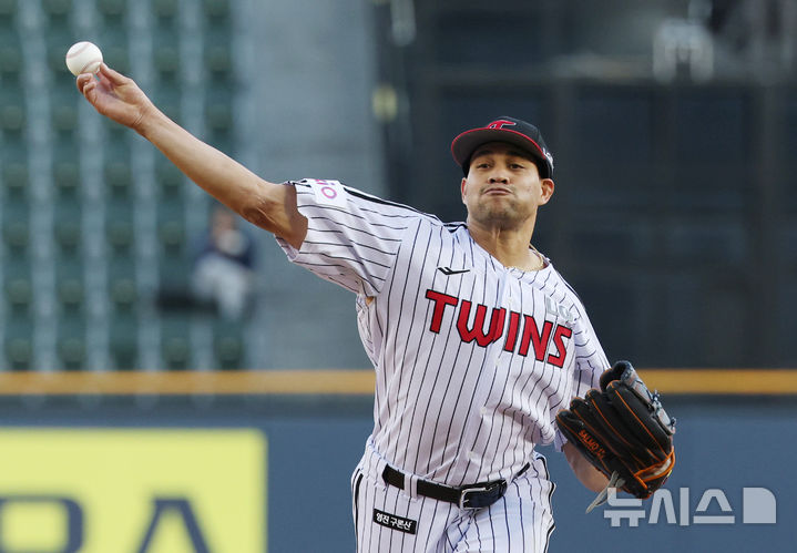 [서울=뉴시스] 김진아 기자 = 24일 오후 서울 송파구 잠실야구장에서 열린 2025 KBO리그 NC 다이노스와 LG 트윈스의 경기, LG 선발 치리노스가 역투하고 있다. 2025.04.24. bluesoda@newsis.com