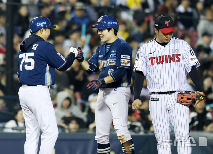 [서울=뉴시스] 김진아 기자 = 24일 오후 서울 송파구 잠실야구장에서 열린 2025 KBO리그 NC 다이노스와 LG 트윈스의 경기, 4회초 1사 1,2루 NC 서호철 타석 때 2루주자 박민우가 투수실책으로 3루까지 진루 후 기뻐하고 있다. 2025.04.24. bluesoda@newsis.com