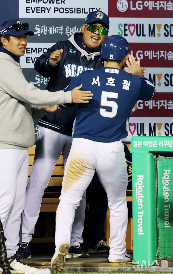 [서울=뉴시스] 김진아 기자 = 24일 오후 서울 송파구 잠실야구장에서 열린 2025 KBO리그 NC 다이노스와 LG 트윈스의 경기, 7회초 2사 만루 NC 김주원 타석 때 볼넷으로 홈으로 들어온 서호철이 이호준 감독의 축하를 받고 있다. 2025.04.24. bluesoda@newsis.com