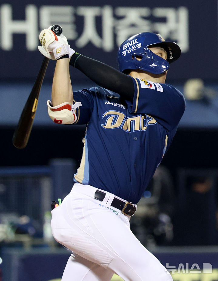 [서울=뉴시스] 김진아 기자 = 24일 오후 서울 송파구 잠실야구장에서 열린 2025 KBO리그 NC 다이노스와 LG 트윈스의 경기, 7회초 1사 1,2루 NC 한석현 1루타를 치고 있다. 2025.04.24. bluesoda@newsis.com