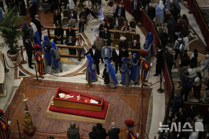[바티칸시국=AP/뉴시스] 성직자의 아동 성학대 사건에 축소 대응했다는 비판을 받았던 추기경이 프란치스코 교황 장례식에서 핵심 역할을 맡았다고 외신이 보도했다. 사진은 24일(현지 시간) 프란치스코 교황의 시신이 안치된 성베드로 대성당에서 신자들이 교황을 조문하는 모습. 2025.04.25.