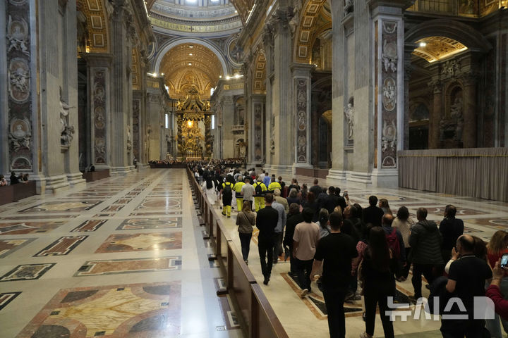 [바티칸시국=AP/뉴시스] 24일(현지 시간) 프란치스코 교황의 시신이 안치된 성베드로 대성당에서 신자들이 교황을 조문하기 위해 줄을 서고 있다. 2025.04.25.