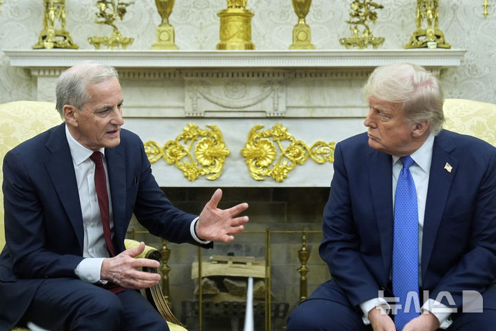 [워싱턴=AP/뉴시스] 도널드 트럼프(오른쪽) 미국 대통령과 올해 4월 24일 백악관 집무실에서 회담하는 요나스 가르 스토레 노르웨이 총리 2025.09.09.