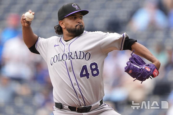 [캔자스시티=AP/뉴시스] 헤르만 마르케스가 25일(한국 시간) 미국 미주리주 캔자스시티의 카우프만 스타디움에서 열린 캔자스시티 로열스와 더블헤더 첫 경기 선발 등판, 4이닝 8피안타 3볼넷 3탈삼진 6실점을 했다. 2025.04.25.