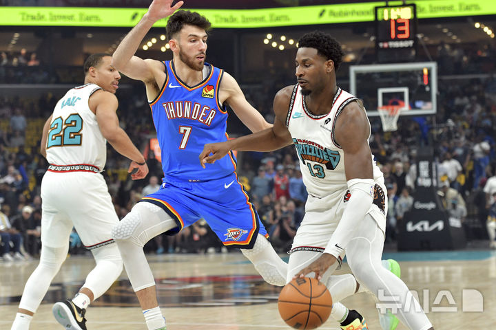 [멤피스=AP/뉴시스] 미국프로농구(NBA) 오클라호마시티 선더의 쳇 홈그렌(가운데). 2025. 4. 24.
