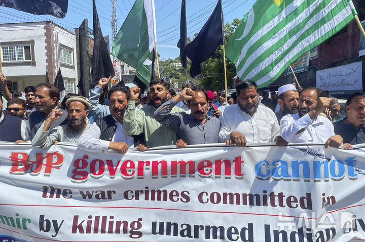 [무자파라바드=AP/뉴시스]&nbsp; 26명이 사망한 카슈미르 총격 테러 사건으로 인도와 파키스탄의 군사적 긴장이 고조된 가운데, 파키스탄이 3일(현지 시간) 탄도미사일 시험 발사에 나섰다. 사진은 지난달 25일 파키스탄령 카슈미르 무자파라바드에서 인도 정부의 수자원 공유 중단을 규탄하는 시위에 나선 카슈미르 난민 단체 회원들. 2025.04.25.