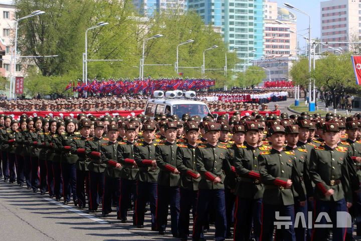 [평양=AP/뉴시스] 러시아에 파병된 북한군이 러시아군과 함께 쿠르스크 탈환 작전에 참여하고 있는 영상이 러시아 언론을 통해 공개됐다. 사진은 지난 25일 조선인민혁명군(항일유격대·빨치산) 창건 93주년을 맞아 북한 평양에서 북한 인민군이 항일 혁명 선열의 넋을 기리며 행진하고 있는 모습. 2025.04.30.