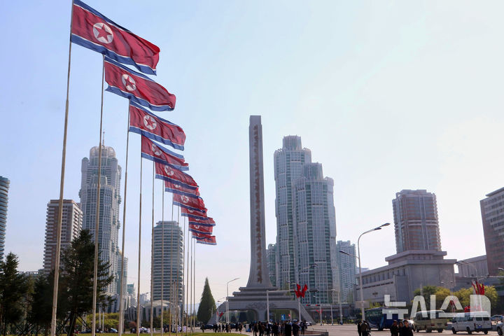 [평양=AP/뉴시스] 조선인민혁명군(항일유격대·빨치산) 창건 93주년인 지난4월25일 북한 평양 거리에 인공기들이 펄럭이고 있다. 2025.04.26.