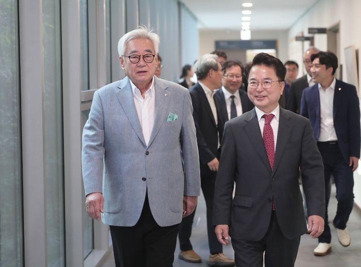 [춘천=뉴시스] 24일 춘천시는 WT 조정원 총재와 서정강 사무총장을 비롯한 WT 주요 관계자들에게 시의 건축 기획 내용을 상세히 설명하고, 사업의 필요성과 향후 일정을 공유하며 본부 이전이 순조롭게 진행되고 있다 고  밝혔다. 춘천시 제공.  *재판매 및 DB 금지