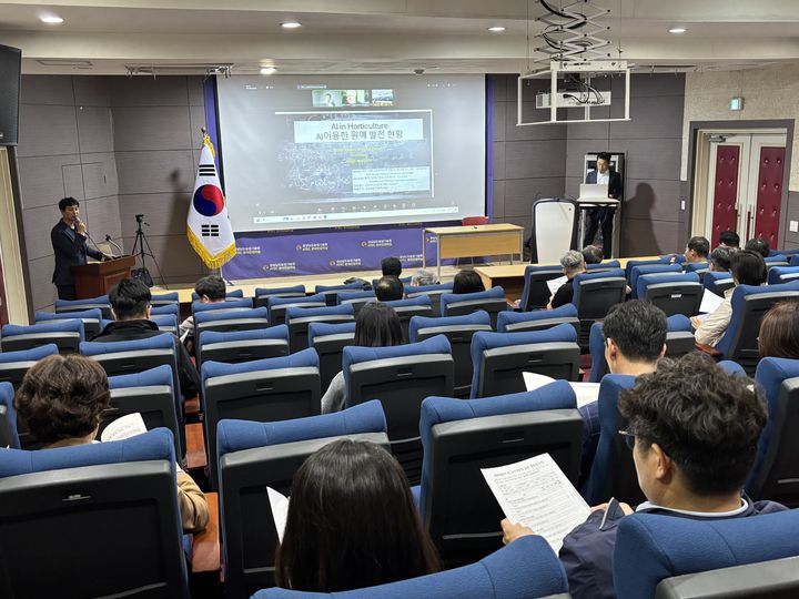 [진주=뉴시스]경남농업기술원, 농업인·공무원 대상 AI 이용 스마트농업 교육.(사진=경남농업기술원 제공).2025.04.25.photo@newsis.com *재판매 및 DB 금지