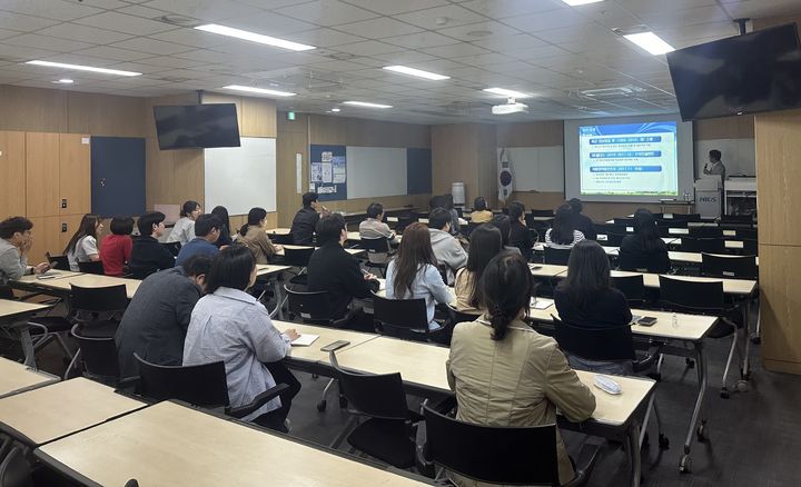[서울=뉴시스] 한국의료기기안전정보원은 한국의료기기안전정보원 대강의실에서 전 직원을 대상으로 '2025년 상반기 정보보안 교육'을 했다고 25일 밝혔다. (사진=한국의료기기안전정보원 제공) 2025.04.25. photo@newsis.com *재판매 및 DB 금지