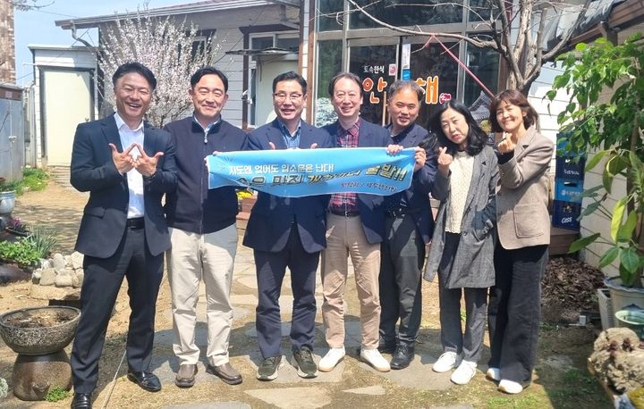 지역 영세 맛집 탐험 중인 원주시 공무원. *재판매 및 DB 금지