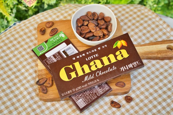 [서울=뉴시스] 착한 카카오 프로젝트 로고가 삽입된 가나초콜릿과 지속가능한 방식으로 경작된 서스테이너블 카카오빈. (사진=롯데웰푸드) 2025.04.25. photo@newsis.com *재판매 및 DB 금지