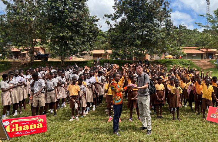 [서울=뉴시스] 지난해 롯데 관계자들이 아프리카 가나 현지를 방문해 학교 방문 지원 프로그램을 진행하고 있다. (사진=롯데웰푸드) 2025.04.25. photo@newsis.com *재판매 및 DB 금지