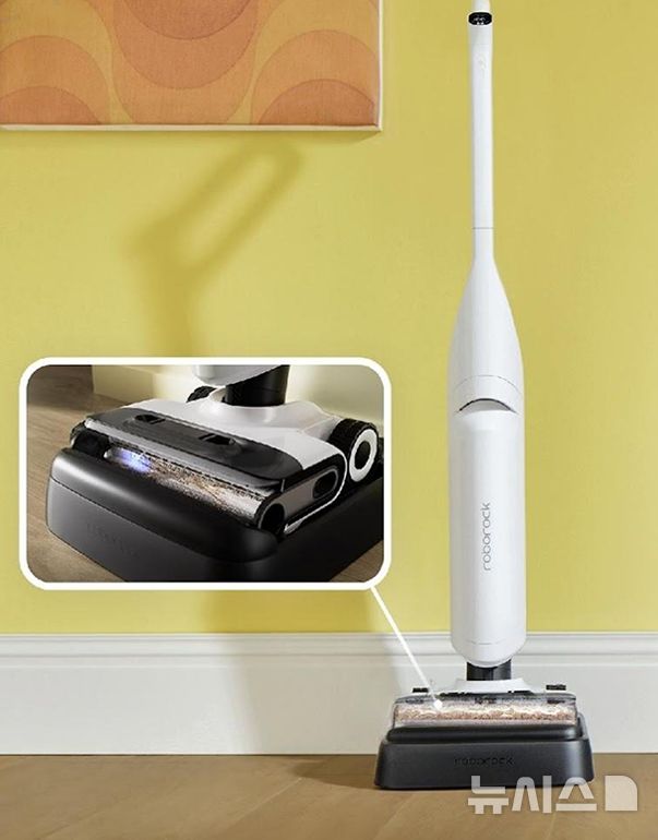 [서울=뉴시스] 로보락 청소기. (사진= 홈앤쇼핑 제공)