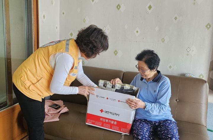 [서울=뉴시스] 대한적십자사 봉사원이 희망풍차 결연세대와 취약계층에 지원 물품을 전달하는 모습. (사진=대한적십자사) 2025.04.25 photo@newsis.com *재판매 및 DB 금지 *재판매 및 DB 금지