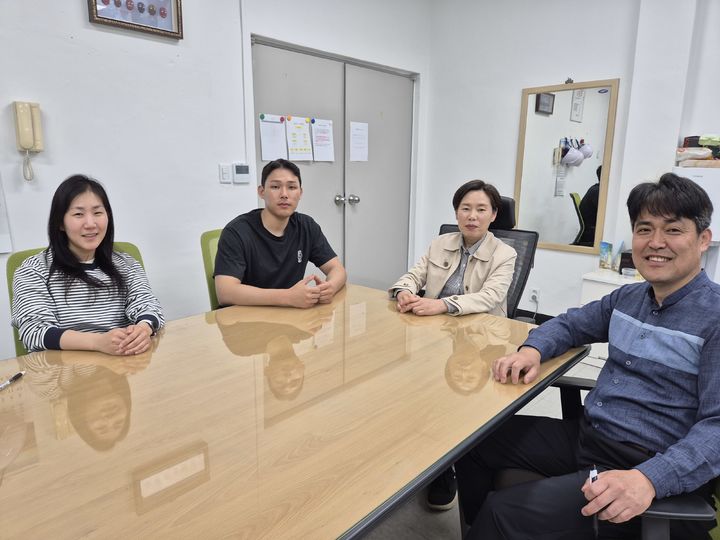 [밀양=뉴시스] 김미향 밀양시청 환경관리과 환경시설 담당이 환경센터 직원들과 이야기를 나누고 있다. (사진=밀양시 제공) 2025.04.26. photo@newsis.com *재판매 및 DB 금지