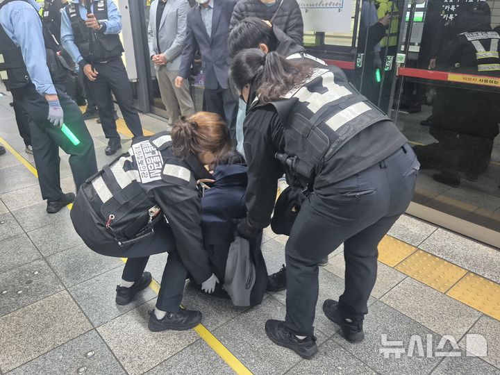 [서울=뉴시스] 이명동 기자 = 서울 지하철 4호선 혜화역에서 시위를 벌이고 있는 전국장애인차별철폐연대(전장연) 시위대가 24일 오전 나흘 연속으로 승강장에서 강제퇴거당하고 있다. 전장연 시위대 10여 명은 이날 오전 8시께부터 서울 종로구 혜화역 하행선 승강장에서 822일 차 지하철 선전전을 피켓 시위를 진행했다. 2025.04.25. ddingdong@newsis.com