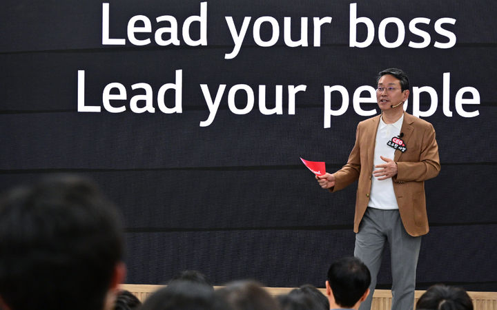 [서울=뉴시스]LG전자 조주완 대표이사 사장이 24일 서울대학교 제1공학관에서 전기·정보공학부 재학생 200명에게 CEO 특강을 진행하고 있다. (사진 = LG전자) 2025.04.25. photo@newsis.com  *재판매 및 DB 금지