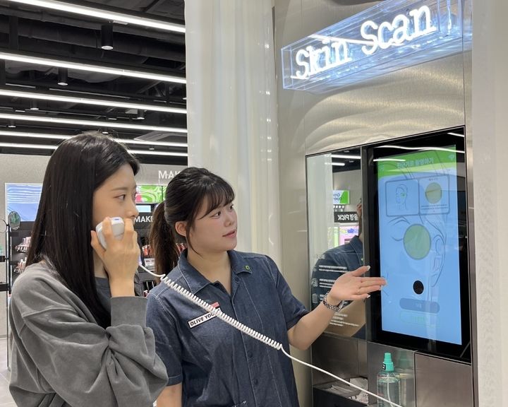 [서울=뉴시스] CJ올리브영(올리브영)이 올해 연말까지 전국 주요 상권 내 중대형 매장 100여 곳에 '체험형 뷰티 서비스'를 단계적으로 확대한다고 25일 밝혔다. (사진=올리브영 제공) *재판매 및 DB 금지