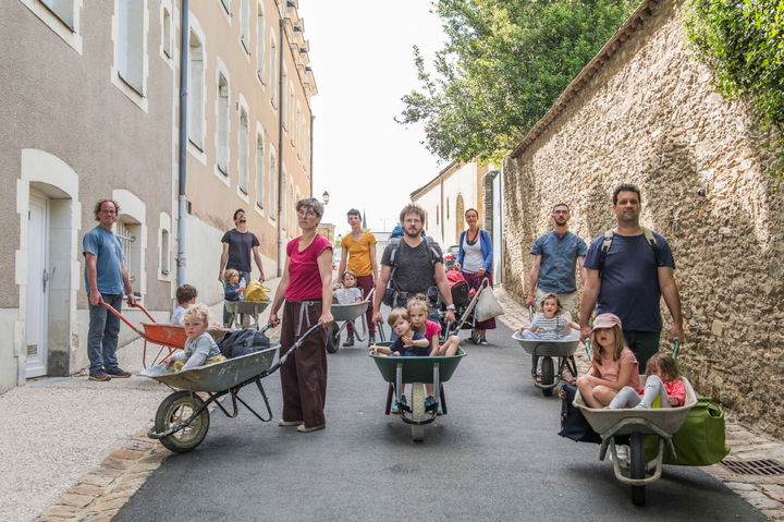 [수원=뉴시스] '너를 안고' 공연 모습. (사진=수원시 제공) 2025.04.25. photo@newsis.com *재판매 및 DB 금지
