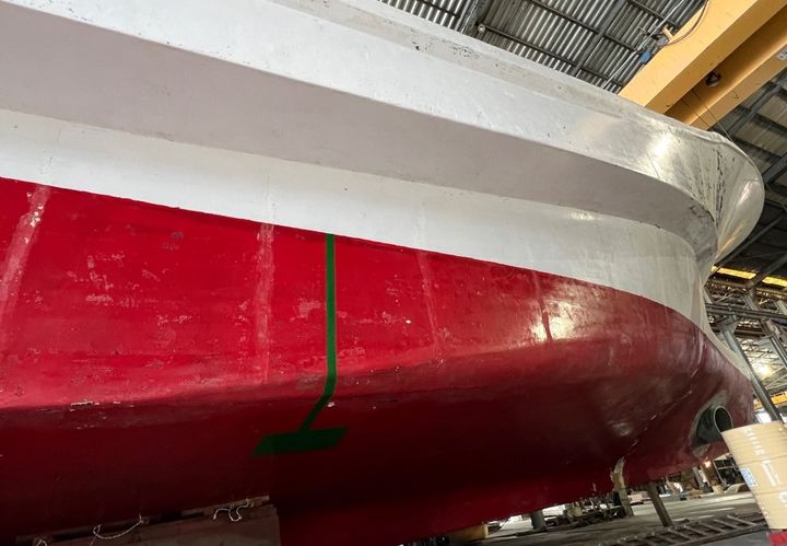 [서울=뉴시스] 한국해양교통안전공단(KOMSA)은 충돌·전복·침몰 등 해양사고가 일어나 선원실에 갇힌 어선원을 신속하게 구조할 수 있도록 '선체외판 선원실 위치 표시 캠페인' 시범사업을 추진한다고 25일 밝혔다. (사진=KOMSA 제공) 2025.04.25. photo@newsis.com *재판매 및 DB 금지