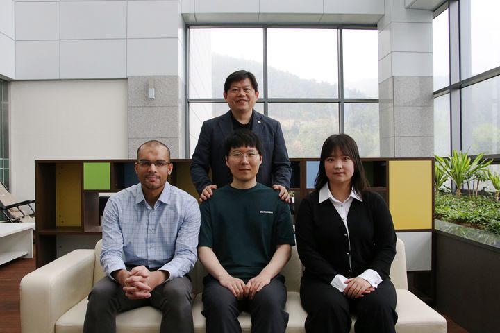 [대구=뉴시스]DGIST 인수일 교수(가운데 상단) 연구팀 (사진=DGIST 제공) photo@newsis.com *재판매 및 DB 금지