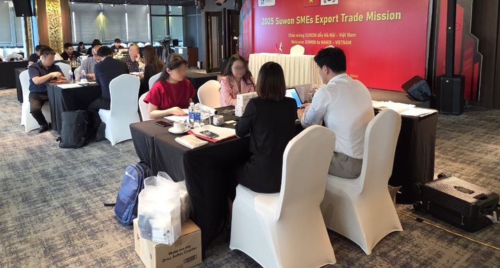 [수원=뉴시스] 베트남 하노이 그랜드 비스타 비즈니스 센터에서 수출판매개척단이 수출 상담을 하고 있다. (사진=수원시 제공) 2025.04.25. photo@newsis.com *재판매 및 DB 금지