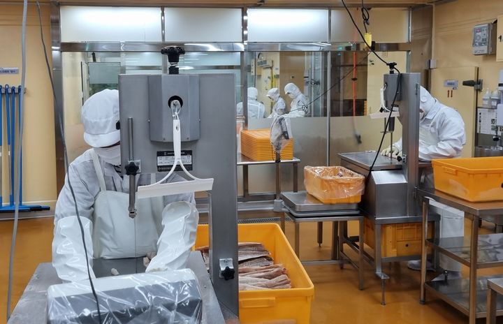 [수원=뉴시스] 식자재 공급업체 현장 점검을 하는 모습. (사진=수원시 제공) 2025.04.25. photo@newsis.com *재판매 및 DB 금지