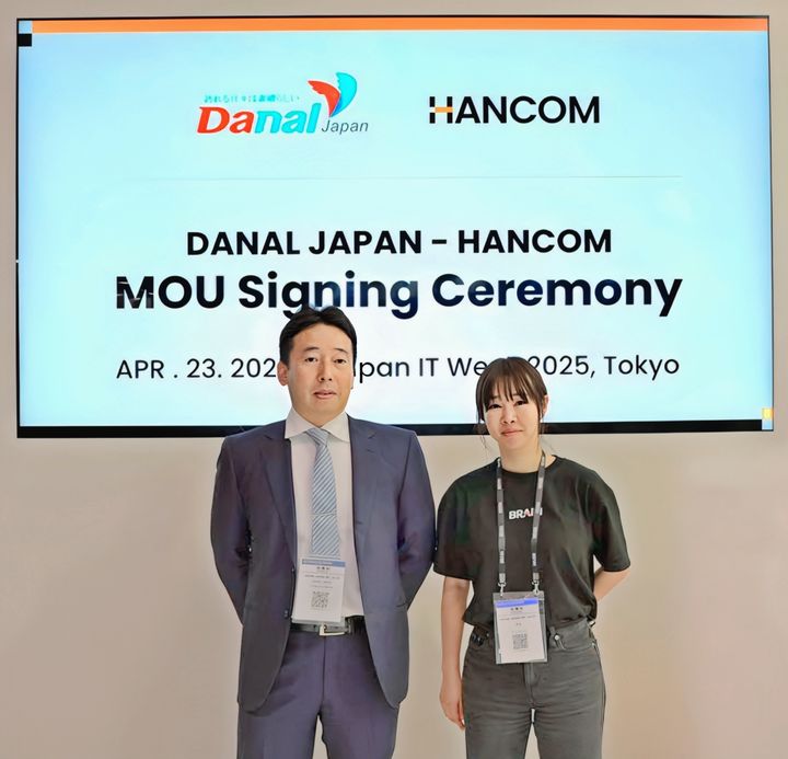 (왼쪽부터)다날재팬 오오무라 리이치 대표와 한컴 김연수 대표가 기념 사진을 촬영하고 있다(사진=한컴 제공) *재판매 및 DB 금지