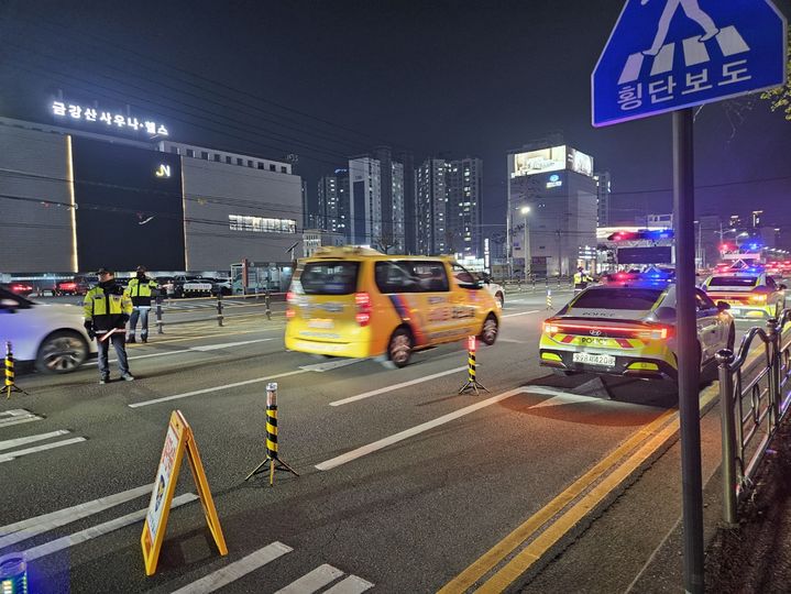 [예산=뉴시스] 서산경찰서 기동대가 지난 24일 밤 석남동 서해로 일대에서 음주단속을 벌이고 있다. (사진=충남경찰청 제공) 2025.04.25. photo@newsis.com *재판매 및 DB 금지
