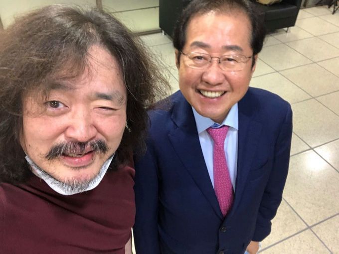 [서울=뉴시스] 2021년 TBS라디오 '김어준의 뉴스공장'에 출연한 홍준표 전 대구시장과 진행자 김어준. (사진= '김어준의 뉴스공장' 페이스북 캡처 ) 2025.04.25. photo@newsis.com *재판매 및 DB 금지
