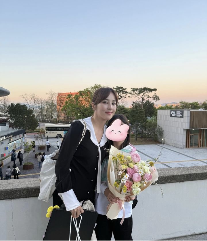 [서울=뉴시스] 한혜진(왼쪽), 기성용·한혜진 부부의 딸인 기시온. (사진=한혜진 인스타그램 캡처) 2025.04.25. photo@newsis.com *재판매 및 DB 금지
