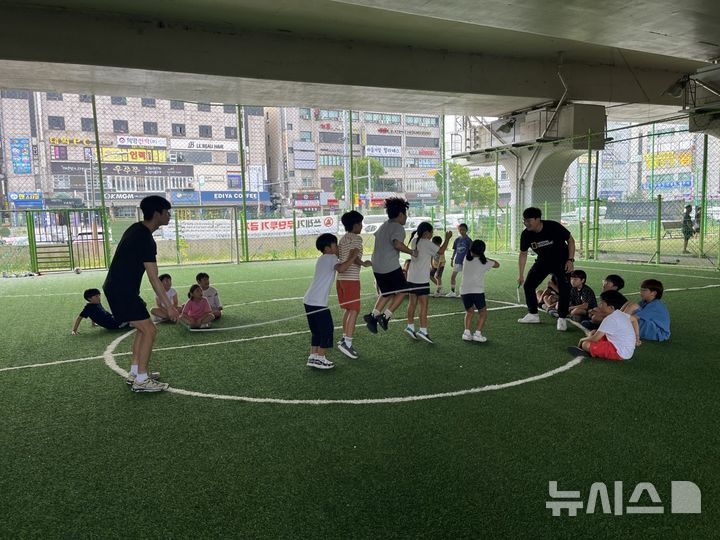 [안산=뉴시스] 지난해 진행한 '안산형 놀이혁신 선도사업'에 참여한 어린이들이 야외놀이를 하고 있다. (사진=안산시 제공) 2025.04.25. photo@newsis.com
