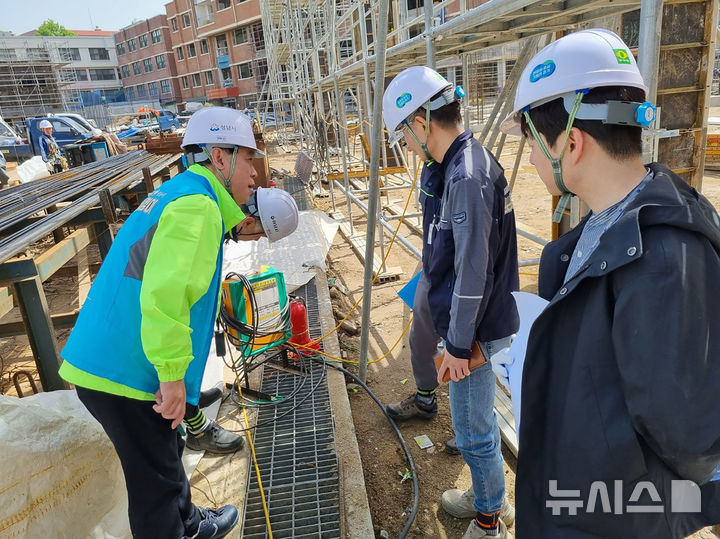 [성남=뉴시스] 성남시 노동안전지킴이가 소규모 건설사업장을 대상으로 현장 지도점검을 실시하고 있다 (사진=성남시 제공) 2025.04.25. photo@newsis.com