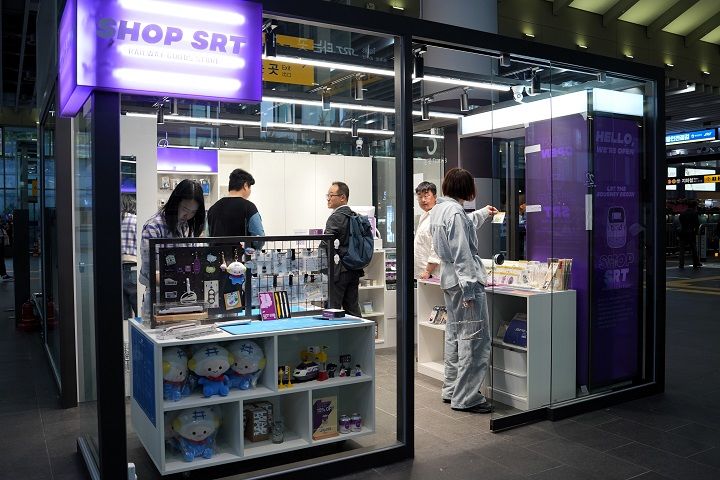 [서울=뉴시스] 에스알이 25일 수서역에 오픈한 SRT 공식 굿즈샵 ‘샵에스알티(#SRT)’ 모습. 2025.04.25. (사진=에스알 제공) photo@newsis.com *재판매 및 DB 금지