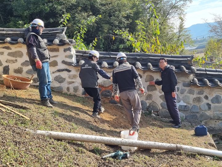 [서울=뉴시스] 지난해 국가유산 경미수리 컨설팅을 제공하는 국가유산돌봄관 전문관 활동 사진 (사진=국가유산청 제공) 2025.04.25. photo@newsis.com *재판매 및 DB 금지