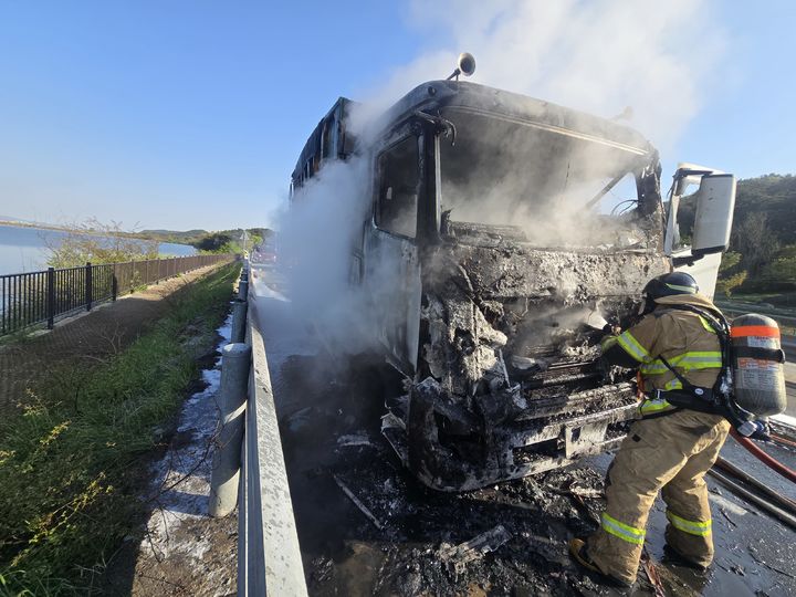 [서산=뉴시스] 25일 오전 7시52분께 충남 서산시 대곡리 도로를 주행 중이던 24t 쓰레기수거차에서 불이 나 현장에 출동한 소방대원이 진화에 나서고 있다. (사진=서산소방서 제공) 2025.04.25. photo@newsis.com *재판매 및 DB 금지