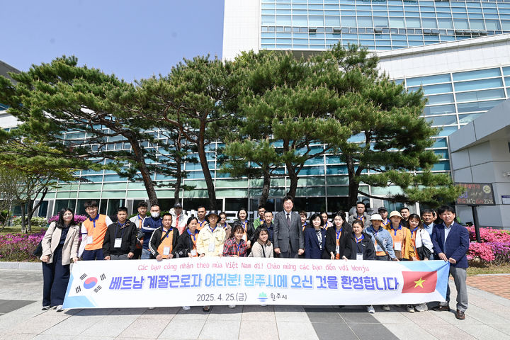 원강수 시장과 베트남 계절근로자. *재판매 및 DB 금지