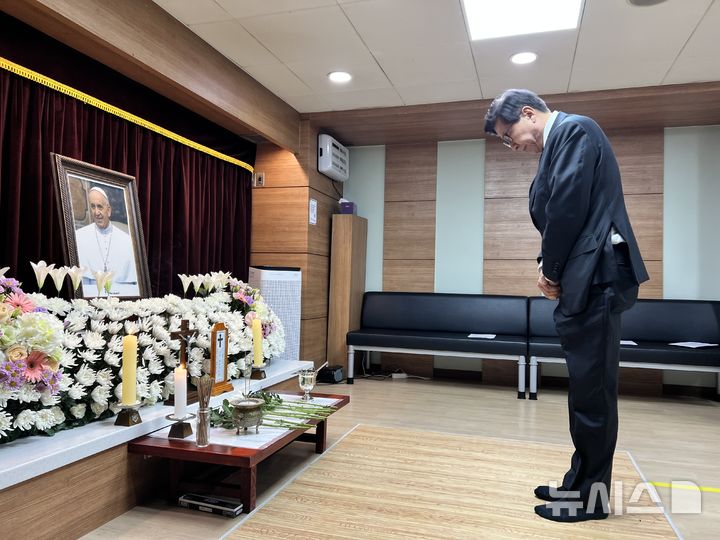 [부산=뉴시스] 원동화 기자 = 박형준 부산시장이 25일 오전 수영구에 위치한 부산지역 주교좌인 남천성당에 마련된 프란치스코 교황 분향소를 찾아 분향했다. 2025.04.25. dhwon@newsis.com