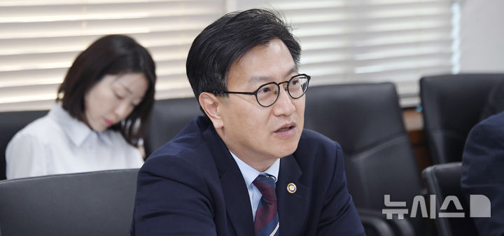 [세종=뉴시스] 김범석 기획재정부 1차관이 25일 오전 서울 종로구 정부서울청사에서 열린 '제44차 물가관계차관회의'를 주재하고 모두발언을 하고 있다. (사진=기재부 제공) 2025.04.25. photo@newsis.com