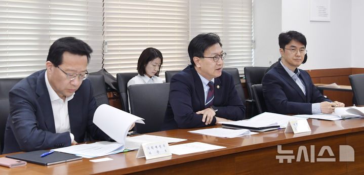 [세종=뉴시스] 김범석 기획재정부 1차관이 25일 오전 서울 종로구 정부서울청사에서 열린 '제44차 물가관계차관회의'를 주재하고 모두발언을 하고 있다. (사진=기재부 제공) 2025.04.25. photo@newsis.com