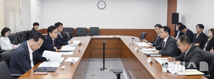 [세종=뉴시스] 김범석 기획재정부 1차관이 25일 오전 서울 종로구 정부서울청사에서 열린 '제44차 물가관계차관회의'를 주재하고 모두발언을 하고 있다. (사진=기재부 제공) 2025.04.25. photo@newsis.com