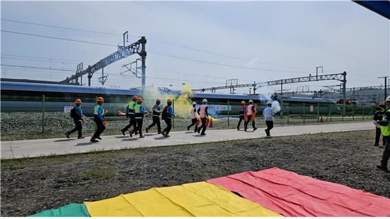 [대구=뉴시스] 코레일 대구본부는 경북 영천역에서 민·관·군 합동 비상대응 종합훈련을 했다. (사진=코레일 대구본부 제공) 2025.04.25. photo@newsis.com *재판매 및 DB 금지